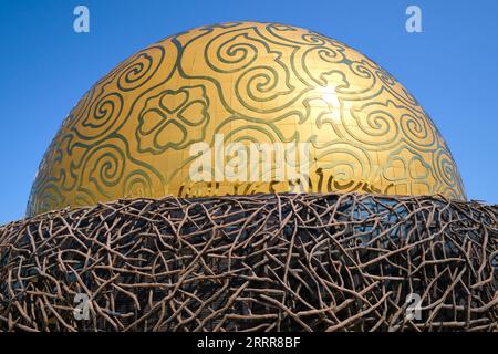 Vista della cupola d'oro, del nido d'uccello del Samruk Flying Theater nella zona del tour. In Turkestan, Kazakistan. Foto Stock