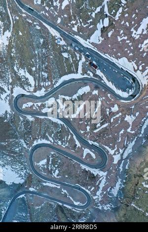 230514 -- KUYTUN, 14 maggio 2023 -- questa foto aerea scattata il 10 maggio 2023 mostra una tortuosa strada di montagna appena sgombra dalla neve sulla Dushanzi-Kuqa Highway, nella regione autonoma di Xinjiang Uygur della Cina nord-occidentale. L'autostrada Dushanzi-Kuqa, che attraversa il monte Tianshan, è considerata una delle strade più belle della Cina. A causa del clima nevoso e della ghiacciatura stradale, l'autostrada ha un periodo di ibernazione , che generalmente inizia in ottobre e termina nel giugno dell'anno successivo. La manutenzione è in corso durante la sua ibernazione annuale . CHINA-XINJIANG-DUSHANZI-KUQA HIGHWAY-LANDSCAPE CN HUXHUHU PUBLICATIONXNOTXINXCH Foto Stock