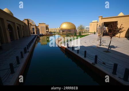 Vista della cupola d'oro, del nido d'uccello del Samruk Flying Theater nella zona del tour. Vicino all'acqua serpeggiante, allo stagno, ai canali. In Turkestan, Kaza Foto Stock