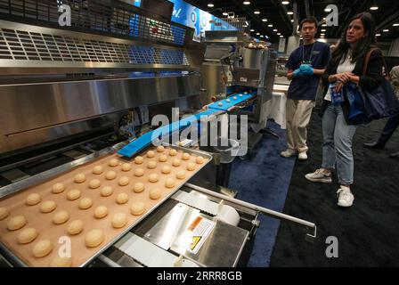 230515 -- VANCOUVER, 15 maggio 2023 -- un'attrezzatura automatizzata per la cottura degli alimenti viene esposta durante il Bakery Showcase 2023 tenutosi presso il Vancouver Convention Centre di Vancouver, British Columbia, Canada, il 14 maggio 2023. Foto di /Xinhua CANADA-VANCOUVER-BAKERY SHOWCASE LiangxSen PUBLICATIONxNOTxINxCHN Foto Stock