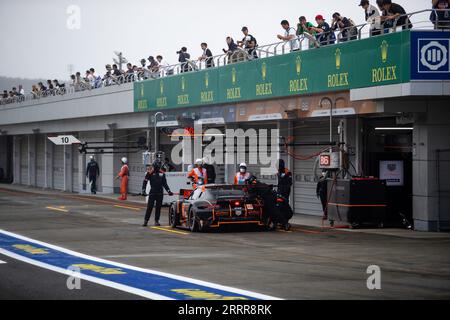 86 WAINWRIGHT Michael (gbr), PERA Riccardo (ita), BARKER Benjamin (gbr), GR Racing, Porsche 911 RSR - 19, pitlane durante la 6 ore di Fuji 2023, 6° round del FIA World Endurance Championship 2023, dal 7 al 10 settembre 2023 sul Fuji Speedway, a Oyama, Giappone Foto Stock