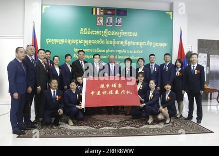 230516 -- PHNOM PENH, 16 maggio 2023 -- il Ministro della Sanità della Cambogia Mam Bunheng 7th R, Back, Ambasciatore Cinese in Cambogia Wang Wentian 8th R, Back e altri ospiti posano per una foto di gruppo con gli specialisti della medicina tradizionale cinese TCM di un team medico cinese a Phnom Penh, Cambogia, il 15 maggio 2023. Lunedì la Cambogia ha assegnato le onorificenze del governo a un team di 17 specialisti di medicina tradizionale cinese nel campo della medicina, dopo aver completato la missione di 14 mesi per aiutare il regno a combattere la COVID-19 e altre malattie. Il ministro della Sanità della Cambogia Mam Bunheng ha presentato il Cavaliere C. Foto Stock