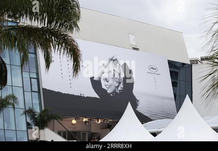 230516 -- CANNES, 16 maggio 2023 -- Un enorme poster della 76a edizione del Festival di Cannes si vede all'esterno del Palais du Festival di Cannes, nel sud della Francia, 15 maggio 2023. Il festival cinematografico si terrà dal 16 al 27 maggio 2023. FRANCIA-CANNES-FILM FESTIVAL-PREPARAZIONE GaoxJing PUBLICATIONxNOTxINxCHN Foto Stock