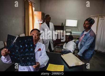 Eritrea, Ärzte aus China in Asmara 230516 -- ASMARA, 16 maggio 2023 -- il dottor Zhu Zhenjun L diagnostica un paziente all'ospedale Halibet di Asmara, Eritrea, il 9 maggio 2023. I medici della sedicesima squadra medica cinese in Eritrea hanno condotto 346 interventi chirurgici e 2.120 esami di imaging medico da quando sono arrivati nel paese dell'Africa orientale il 17 aprile 2023. Quasi 300 medici cinesi hanno fornito servizi medici in Eritrea dal 1997. ERITREA-ASMARA-SQUADRA MEDICA CINESE WangxGuansen PUBLICATIONxNOTxINxCHN Foto Stock