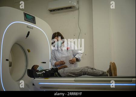 Eritrea, Ärzte aus China in Asmara 230516 -- ASMARA, 16 maggio 2023 -- il dottor Tian Qian conduce una scansione TC per un paziente all'ospedale Orotta di Asmara, Eritrea, il 9 maggio 2023. I medici della sedicesima squadra medica cinese in Eritrea hanno condotto 346 interventi chirurgici e 2.120 esami di imaging medico da quando sono arrivati nel paese dell'Africa orientale il 17 aprile 2023. Quasi 300 medici cinesi hanno fornito servizi medici in Eritrea dal 1997. ERITREA-ASMARA-SQUADRA MEDICA CINESE WangxGuansen PUBLICATIONxNOTxINxCHN Foto Stock