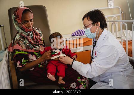 Eritrea, Ärzte aus China in Asmara 230516 -- ASMARA, 16 maggio 2023 -- il dottor Zhang Chunyan R diagnostica un bambino all'ospedale Orotta di Asmara, Eritrea, il 9 maggio 2023. I medici della sedicesima squadra medica cinese in Eritrea hanno condotto 346 interventi chirurgici e 2.120 esami di imaging medico da quando sono arrivati nel paese dell'Africa orientale il 17 aprile 2023. Quasi 300 medici cinesi hanno fornito servizi medici in Eritrea dal 1997. ERITREA-ASMARA-SQUADRA MEDICA CINESE WangxGuansen PUBLICATIONxNOTxINxCHN Foto Stock