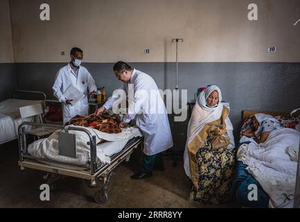 Eritrea, Ärzte aus China in Asmara 230516 -- ASMARA, 16 maggio 2023 -- il dottor Xing Hongbin 3rd R diagnostica un paziente all'ospedale Halibet di Asmara, Eritrea, il 9 maggio 2023. I medici della sedicesima squadra medica cinese in Eritrea hanno condotto 346 interventi chirurgici e 2.120 esami di imaging medico da quando sono arrivati nel paese dell'Africa orientale il 17 aprile 2023. Quasi 300 medici cinesi hanno fornito servizi medici in Eritrea dal 1997. ERITREA-ASMARA-SQUADRA MEDICA CINESE WangxGuansen PUBLICATIONxNOTxINxCHN Foto Stock