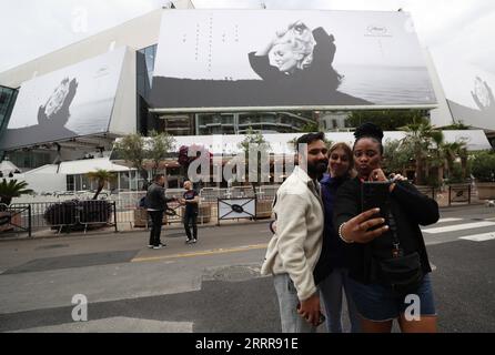 230516 -- CANNES, 16 maggio 2023 -- le persone fanno selfie davanti a un enorme poster della 76a edizione del Festival di Cannes fuori dal Palais du Festival di Cannes, nel sud della Francia, 15 maggio 2023. Il festival cinematografico si terrà dal 16 al 27 maggio 2023. FRANCIA-CANNES-FILM FESTIVAL-PREPARAZIONE GaoxJing PUBLICATIONxNOTxINxCHN Foto Stock