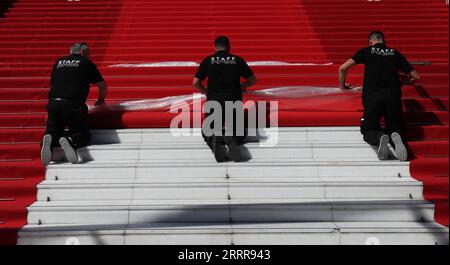 230516 -- CANNES, 16 maggio 2023 -- i membri del personale installano il tappeto rosso al Palais des Festivals in vista della 76a edizione del Festival di Cannes, nel sud della Francia, 16 maggio 2023. Il festival cinematografico si terrà quest'anno dal 16 al 27 maggio. FRANCIA-CANNES-FILM FESTIVAL-PREPARAZIONI GaoxJing PUBLICATIONxNOTxINxCHN Foto Stock