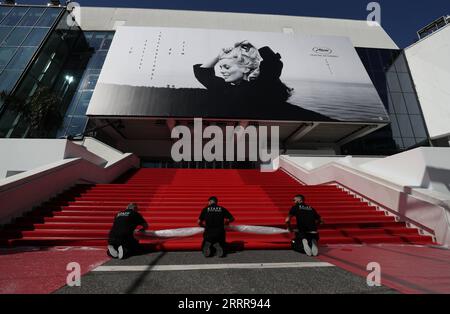 230516 -- CANNES, 16 maggio 2023 -- i membri del personale installano il tappeto rosso al Palais des Festivals in vista della 76a edizione del Festival di Cannes, nel sud della Francia, 16 maggio 2023. Il festival cinematografico si terrà quest'anno dal 16 al 27 maggio. FRANCIA-CANNES-FILM FESTIVAL-PREPARAZIONI GaoxJing PUBLICATIONxNOTxINxCHN Foto Stock