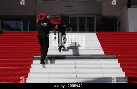 230516 -- CANNES, 16 maggio 2023 -- i membri del personale installano il tappeto rosso al Palais des Festivals in vista della 76a edizione del Festival di Cannes, nel sud della Francia, 16 maggio 2023. Il festival cinematografico si terrà quest'anno dal 16 al 27 maggio. FRANCIA-CANNES-FILM FESTIVAL-PREPARAZIONI GaoxJing PUBLICATIONxNOTxINxCHN Foto Stock