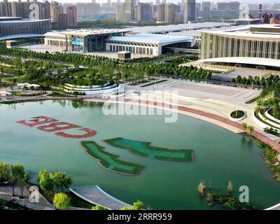 230516 -- XI AN, 16 maggio 2023 -- questa foto aerea scattata il 16 aprile 2023 mostra lo Xi un centro internazionale di convegni ed esposizioni nella zona ecologica di Chanba a Xi An, nella provincia dello Shaanxi della Cina nord-occidentale. Come capitale provinciale della provincia di Shaanxi della Cina nord-occidentale, Xi An, una città fondata più di 3.100 anni fa, servì come capitale per 13 dinastie nella storia cinese, tra cui Tang 618-907, quando la città era conosciuta come Chang An. Questo è anche il luogo in cui Zhang Qian iniziò il suo viaggio nelle regioni occidentali attraverso l'Asia centrale durante la dinastia Han occidentale 202 a.C.-25 d.C. con la sua e Foto Stock