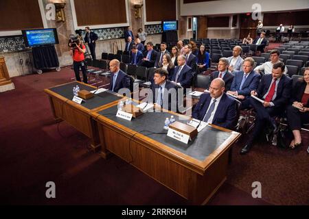 230516 -- WASHINGTON, 16 maggio 2023 -- l'ex amministratore delegato della Silicon Valley Bank Gregory W. Becker, l'ex presidente della Signature Bank Scott A. Shay e l'ex presidente della Signature Bank Eric R. Howell L to R, Front testimoniano durante un'audizione del comitato del Senato per le banche, gli alloggi, e Urban Affairs sull'esame dei fallimenti della Silicon Valley Bank e della Signature Bank a Washington, D.C., negli Stati Uniti, il 16 maggio 2023. Foto di /Xinhua U.S.-WASHINGTON, D.C.-SENATE COMMITTEE-BANK-FAILURES-HEARING AaronxSchwartz PUBLICATIONxNOTxINxCHN Foto Stock