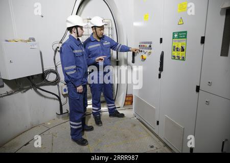 230517 -- ZHANATAS, 17 maggio 2023 -- Maksat Abilgaziev R e il suo collega lavorano all'interno di un generatore di turbine eoliche a Zhanatas, Kazakistan, il 3 aprile 2023. La Cina e il Kazakstan sono pionieri nella capacità produttiva e nella cooperazione agli investimenti, nel quadro della sinergia tra l'iniziativa Belt and Road e la nuova politica economica del Kazakistan Bright Road. L'elenco di cooperazione include 52 progetti per un valore totale di oltre 21,2 miliardi di dollari. Il parco eolico Zhanatas da 100 MW è uno dei primi progetti energetici chiave nell'ambito del quadro di cooperazione per la capacità produttiva Cina-Kazakistan Foto Stock