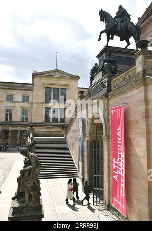 230517 -- BERLINO, 17 maggio 2023 -- Visitors Walk in the alte Nationalgalerie at Museum Island in Berlin, Germania, 16 maggio 2023. L'Isola dei Musei, patrimonio dell'umanità dell'UNESCO, si trova nella parte settentrionale dell'Isola di Sprea a Berlino. Il suo nome deriva dal complesso di musei famosi in tutto il mondo come l'Altes Museum Old Museum, il Neues Museum New Museum, la alte Nationalgalerie Old National Gallery, il Bode Museum e il Pergamon Museum. Il 18 maggio segna la giornata internazionale del museo. GERMANIA-BERLINO-MUSEO ISOLA RenxPengfei PUBLICATIONxNOTxINxCHN Foto Stock