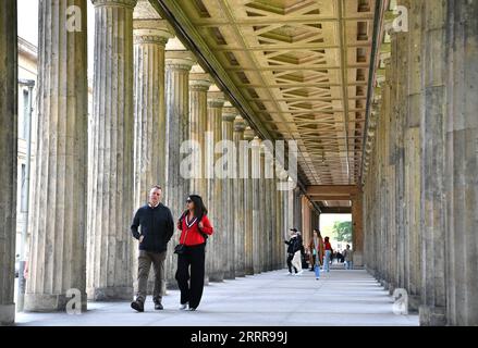 230517 -- BERLINO, 17 maggio 2023 -- i visitatori camminano tra i pilastri di fronte all'alte Nationalgalerie all'Isola dei Musei di Berlino, Germania, 16 maggio 2023. L'Isola dei Musei, patrimonio dell'umanità dell'UNESCO, si trova nella parte settentrionale dell'Isola di Sprea a Berlino. Il suo nome deriva dal complesso di musei famosi in tutto il mondo come l'Altes Museum Old Museum, il Neues Museum New Museum, la alte Nationalgalerie Old National Gallery, il Bode Museum e il Pergamon Museum. Il 18 maggio segna la giornata internazionale del museo. GERMANIA-BERLINO-MUSEO ISOLA RenxPengfei PUBLICATIONxNOTxINxCHN Foto Stock