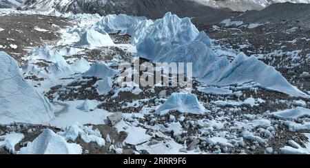 230517 -- LHASA, 17 maggio 2023 -- questa foto aerea scattata il 15 maggio 2023 mostra il ghiacciaio centrale di Rongbuk ai piedi del Monte Qomolangma, regione autonoma del Tibet nel sud-ovest della Cina. Con i rami est, centrale e ovest, il ghiacciaio Rongbuk è il più grande e famoso ghiacciaio a valle composto ai piedi del Monte Qomolangma. GHIACCIAIO Jigme Dorje INTIBET CHINA-TIBET-MOUNT QOMOLANGMA-RONGBUK CN JinxMeiduoji PUBLICATIONxNOTxINxCHN Foto Stock