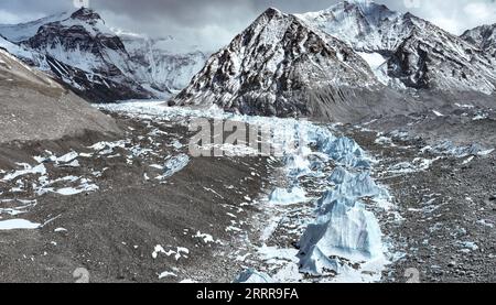 230517 -- LHASA, 17 maggio 2023 -- questa foto aerea scattata il 15 maggio 2023 mostra il ghiacciaio centrale di Rongbuk ai piedi del Monte Qomolangma, regione autonoma del Tibet nel sud-ovest della Cina. Con i rami est, centrale e ovest, il ghiacciaio Rongbuk è il più grande e famoso ghiacciaio a valle composto ai piedi del Monte Qomolangma. GHIACCIAIO Jigme Dorje INTIBET CHINA-TIBET-MOUNT QOMOLANGMA-RONGBUK CN JinxMeiduoji PUBLICATIONxNOTxINxCHN Foto Stock