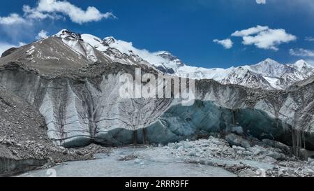 230517 -- LHASA, 17 maggio 2023 -- questa foto aerea scattata il 12 maggio 2023 mostra il ghiacciaio centrale di Rongbuk ai piedi del Monte Qomolangma, regione autonoma del Tibet nel sud-ovest della Cina. Con i rami est, centrale e ovest, il ghiacciaio Rongbuk è il più grande e famoso ghiacciaio a valle composto ai piedi del Monte Qomolangma. GHIACCIAIO Jigme Dorje INTIBET CHINA-TIBET-MOUNT QOMOLANGMA-RONGBUK CN JinxMeiduoji PUBLICATIONxNOTxINxCHN Foto Stock