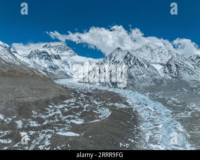 230517 -- LHASA, 17 maggio 2023 -- questa foto aerea scattata il 15 maggio 2023 mostra il ghiacciaio centrale di Rongbuk ai piedi del Monte Qomolangma, regione autonoma del Tibet nel sud-ovest della Cina. Con i rami est, centrale e ovest, il ghiacciaio Rongbuk è il più grande e famoso ghiacciaio a valle composto ai piedi del Monte Qomolangma. InTibet CINA-TIBET-MOUNT GHIACCIAIO QOMOLANGMA-RONGBUK CN SunxFei PUBLICATIONxNOTxINxCHN Foto Stock