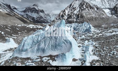 230517 -- LHASA, 17 maggio 2023 -- questa foto aerea scattata il 15 maggio 2023 mostra il ghiacciaio centrale di Rongbuk ai piedi del Monte Qomolangma, regione autonoma del Tibet nel sud-ovest della Cina. Con i rami est, centrale e ovest, il ghiacciaio Rongbuk è il più grande e famoso ghiacciaio a valle composto ai piedi del Monte Qomolangma. GHIACCIAIO Jigme Dorje INTIBET CHINA-TIBET-MOUNT QOMOLANGMA-RONGBUK CN JinxMeiduoji PUBLICATIONxNOTxINxCHN Foto Stock