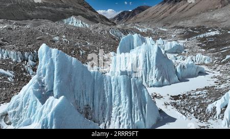 230517 -- LHASA, 17 maggio 2023 -- questa foto aerea scattata il 15 maggio 2023 mostra il ghiacciaio centrale di Rongbuk ai piedi del Monte Qomolangma, regione autonoma del Tibet nel sud-ovest della Cina. Con i rami est, centrale e ovest, il ghiacciaio Rongbuk è il più grande e famoso ghiacciaio a valle composto ai piedi del Monte Qomolangma. GHIACCIAIO Jigme Dorje INTIBET CHINA-TIBET-MOUNT QOMOLANGMA-RONGBUK CN JinxMeiduoji PUBLICATIONxNOTxINxCHN Foto Stock