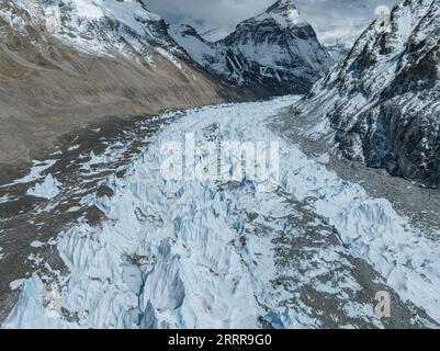 230517 -- LHASA, 17 maggio 2023 -- questa foto aerea scattata il 15 maggio 2023 mostra il ghiacciaio centrale di Rongbuk ai piedi del Monte Qomolangma, regione autonoma del Tibet nel sud-ovest della Cina. Con i rami est, centrale e ovest, il ghiacciaio Rongbuk è il più grande e famoso ghiacciaio a valle composto ai piedi del Monte Qomolangma. InTibet CINA-TIBET-MOUNT GHIACCIAIO QOMOLANGMA-RONGBUK CN SunxFei PUBLICATIONxNOTxINxCHN Foto Stock