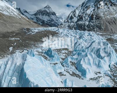 230517 -- LHASA, 17 maggio 2023 -- questa foto aerea scattata il 15 maggio 2023 mostra il ghiacciaio centrale di Rongbuk ai piedi del Monte Qomolangma, regione autonoma del Tibet nel sud-ovest della Cina. Con i rami est, centrale e ovest, il ghiacciaio Rongbuk è il più grande e famoso ghiacciaio a valle composto ai piedi del Monte Qomolangma. InTibet CINA-TIBET-MOUNT GHIACCIAIO QOMOLANGMA-RONGBUK CN SunxFei PUBLICATIONxNOTxINxCHN Foto Stock