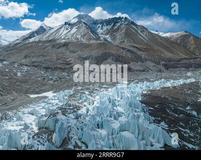 230517 -- LHASA, 17 maggio 2023 -- questa foto aerea scattata il 15 maggio 2023 mostra il ghiacciaio centrale di Rongbuk ai piedi del Monte Qomolangma, regione autonoma del Tibet nel sud-ovest della Cina. Con i rami est, centrale e ovest, il ghiacciaio Rongbuk è il più grande e famoso ghiacciaio a valle composto ai piedi del Monte Qomolangma. InTibet CINA-TIBET-MOUNT GHIACCIAIO QOMOLANGMA-RONGBUK CN SunxFei PUBLICATIONxNOTxINxCHN Foto Stock