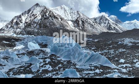 230517 -- LHASA, 17 maggio 2023 -- questa foto aerea scattata il 15 maggio 2023 mostra il ghiacciaio centrale di Rongbuk ai piedi del Monte Qomolangma, regione autonoma del Tibet nel sud-ovest della Cina. Con i rami est, centrale e ovest, il ghiacciaio Rongbuk è il più grande e famoso ghiacciaio a valle composto ai piedi del Monte Qomolangma. GHIACCIAIO Jigme Dorje INTIBET CHINA-TIBET-MOUNT QOMOLANGMA-RONGBUK CN JinxMeiduoji PUBLICATIONxNOTxINxCHN Foto Stock