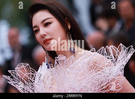 230518 -- CANNES, 18 maggio 2023 -- l'attrice Zhang Yuqi posa mentre arriva per la proiezione del film Kaibutsu Monster che gareggerà per la Palme d Or durante la 76a edizione del Festival di Cannes, nel sud della Francia, il 17 maggio 2023. FRANCIA-CANNES-FILM FESTIVAL-KAIBUTSU GaoxJing PUBLICATIONxNOTxINxCHN Foto Stock