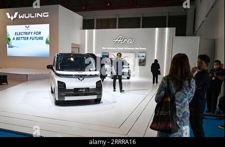 230518 -- GIACARTA, 18 maggio 2023 -- i visitatori vedono un veicolo elettrico di Wuling durante il Periklindo Electric Vehicle Show PEVS 2023 a Giacarta, Indonesia, 17 maggio 2023. PEVS 2023 si svolge dal 17 al 21 maggio. INDONESIA-GIACARTA-PEVS 2023 Zulkarnain PUBLICATIONxNOTxINxCHN Foto Stock