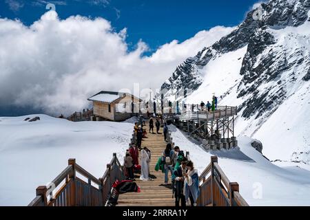 230518 -- LIJIANG, 18 maggio 2023 -- i turisti visitano l'area panoramica della montagna di neve di Yulong nella città di Lijiang, nella provincia dello Yunnan della Cina sud-occidentale, 17 maggio 2023. Il punto panoramico di Yulong Snow Mountain ha ricevuto 2,4 milioni di turisti dall'inizio di quest'anno. CHINA-YUNNAN-LIJIANG-YULONG NEVE-TURISMO DI MONTAGNA CN CHENXXINBO PUBLICATIONXNOTXINXCHN Foto Stock