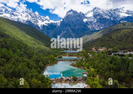 230518 -- LIJIANG, 18 maggio 2023 -- questa foto aerea scattata il 17 maggio 2023 mostra il paesaggio estivo della Valle della Luna Blu di Lanyue a Lijiang, nella provincia dello Yunnan nel sud-ovest della Cina. Il punto panoramico di Yulong Snow Mountain ha ricevuto 2,4 milioni di turisti dall'inizio di quest'anno. CHINA-YUNNAN-LIJIANG-YULONG NEVE-TURISMO DI MONTAGNA CN CHENXXINBO PUBLICATIONXNOTXINXCHN Foto Stock