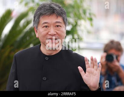 230518 -- CANNES, 18 maggio 2023 -- il regista giapponese Kore-EDA Hirokazu posa durante una photocall per il film Kaibutsu Monster che gareggerà per la Palme d Or durante la 76a edizione del Festival di Cannes, nel sud della Francia, il 18 maggio 2023. FRANCIA-CANNES-FILM FESTIVAL-KAIBUTSU GaoxJing PUBLICATIONxNOTxINxCHN Foto Stock