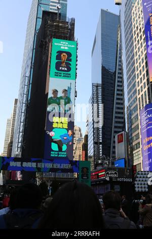 230518 -- NEW YORK , 18 maggio 2023 -- il logo e il marchio appena svelati della Coppa del mondo FIFA 2026 sono esposti in un cartellone a Times Square, New York City, negli Stati Uniti, il 18 maggio 2023. Il marchio e il logo ufficiali della Coppa del mondo FIFA 2026 sono stati lanciati giovedì mattina a Times Square di New York. USA-NUOVO YOKR-COPPA DEL MONDO FIFA 2026-LOGO-LANCIO LIUXYANAN PUBLICATIONXNOTXINXCHN Foto Stock