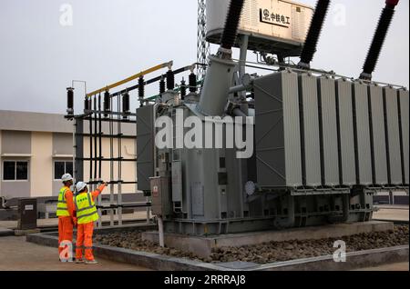 230519 -- GIACARTA, 19 maggio 2023 -- Technicians from China Railway Electrification Engineering Group Co., Ltd ispezionano l'apparecchiatura prima della trasmissione di potenza in una sottostazione della Jakarta-Bandung High-Speed Railway in Indonesia, 18 maggio 2023. La trasmissione di potenza tramite il sistema di catenaria aerea OCS lungo l'intera linea della ferrovia ad alta velocità di Jakarta-Bandung HSR è stata condotta con successo giovedì. Foto di /Xinhua INDONESIA-JAKARTA-BANDUNG FERROVIA AD ALTA VELOCITÀ-COSTRUZIONE JiaoxHongtao PUBLICATIONxNOTxINxCHN Foto Stock