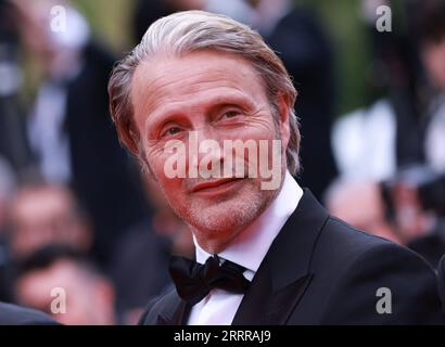 230519 -- CANNES, 19 maggio 2023 -- l'attore danese Mads Mikkelsen posa durante una photocall alla 76a edizione del Festival di Cannes, nel sud della Francia, il 18 maggio 2023. FRANCIA-CANNES-FILM FESTIVAL GaoxJing PUBLICATIONxNOTxINxCHN Foto Stock