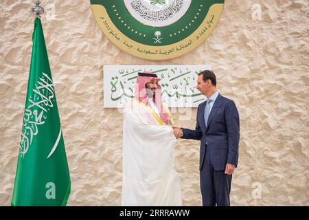 230520 -- GEDDA, 20 maggio 2023 -- il principe ereditario saudita e primo ministro Mohammed bin Salman al Sa'ud L stringe la mano al presidente siriano Bashar al-Assad durante una cerimonia di benvenuto prima del 32° vertice della Lega Araba a a Gedda, Arabia Saudita, 19 maggio 2023. /Handout via Xinhua Xinhua titoli: La Siria torna al vertice arabo in mezzo alla crescente ondata di riconciliazione in Mideast SaudixPressxAgency PUBLICATIONxNOTxINxCHN Foto Stock