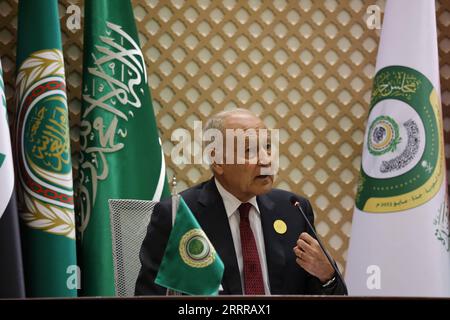 230520 -- JEDDAH, 20 maggio 2023 -- il Segretario generale della Lega Araba Ahmed Aboul-Gheit partecipa a una conferenza stampa dopo il 32° Summit della Lega Araba a Jeddah, Arabia Saudita, 19 maggio 2023. Il 32° vertice della Lega Araba si è concluso venerdì nella città saudita di Gedda adottando la dichiarazione di Gedda, che chiede l'unità araba per risolvere le questioni regionali, ha riferito al Arabiya TV. La dichiarazione ha accolto con favore la riammissione della Siria nella Lega araba AL, promettendo di intensificare gli sforzi panarabi per aiutare la Siria ad affrontare la crisi. Agenzia stampa saudita/distribuzione via Xinhua VERTICE ARABIA SAUDITA-GEDDA-LEGA ARABA WangxHaizhou P. Foto Stock