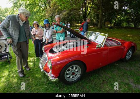 230521 -- VANCOUVER, 21 maggio 2023 -- la gente guarda un 1967 MG A Roadster durante il 36 ° Vancouver All British Field Meet a Vancouver, British Columbia, Canada, il 20 maggio 2023. Il 36° All British Field Meet di Vancouver ha avuto inizio sabato con 450 auto d'epoca in mostra, attirando migliaia di appassionati di auto e collezionisti da visitare. Foto di /Xinhua CANADA-VANCOUVER-BRITISH CLASSIC CAR SHOW LiangxSen PUBLICATIONxNOTxINxCHN Foto Stock