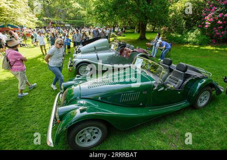 230521 -- VANCOUVER, 21 maggio 2023 -- la gente guarda le auto d'epoca durante il 36 ° Vancouver All British Field Meet a Vancouver, British Columbia, Canada, il 20 maggio 2023. Il 36° All British Field Meet di Vancouver ha avuto inizio sabato con 450 auto d'epoca in mostra, attirando migliaia di appassionati di auto e collezionisti da visitare. Foto di /Xinhua CANADA-VANCOUVER-BRITISH CLASSIC CAR SHOW LiangxSen PUBLICATIONxNOTxINxCHN Foto Stock