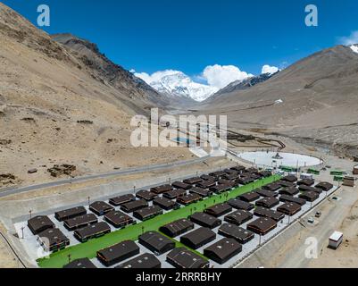 230521 -- XIGAZE, 21 maggio 2023 -- questa foto aerea scattata il 20 maggio 2023 mostra gli hotel in tenda presso il campo base del Monte Qomolangma per i turisti nella città di Zhaxizom della contea di Tingri nella città di Xigaze, nella regione autonoma Tibet del sud-ovest della Cina. Il campo base del Monte Qomolangma per i turisti è costellato di hotel in tenda che accolgono viaggiatori da lontano. Le tende sono realizzate in pelliccia di yak nero, una scena unica ai piedi della montagna. Dainzin, un locale di 27 anni, gestisce un hotel in tenda al campo base da quasi un decennio. Egli è un testimone della crescita del turismo in forte espansione qui. Accesso all'acqua corrente, elettr Foto Stock