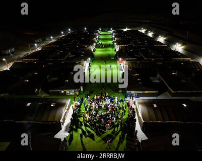 230521 -- XIGAZE, 21 maggio 2023 -- in questa foto aerea, i turisti cantano e ballano al campo base del Monte Qomolangma per i turisti nella città di Zhaxizom nella contea di Tingri nella città di Xigaze, nella regione autonoma del Tibet della Cina sud-occidentale, 16 maggio 2023. Il campo base del Monte Qomolangma per i turisti è costellato di hotel in tenda che accolgono viaggiatori da lontano. Le tende sono realizzate in pelliccia di yak nero, una scena unica ai piedi della montagna. Dainzin, un locale di 27 anni, gestisce un hotel in tenda al campo base da quasi un decennio. Egli è un testimone della crescita del turismo in forte espansione qui. Accesso all'acqua corrente, ele Foto Stock