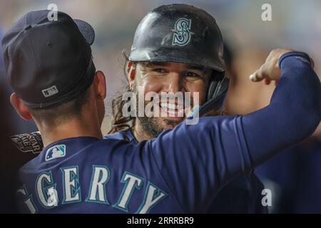 St Petersburg, FL USA; Eugenio Suarez, terza base dei Seattle Mariners (28), si congratula per il dugout del secondo base Sam Haggerty (0) durante un anno Foto Stock