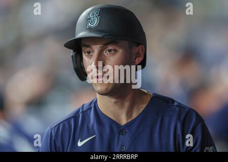 St Petersburg, FL USA; l'esterno dei Seattle Mariners Dominic Canzone (8) si congratula per il dugout dopo aver segnato punti durante una partita della MLB contro i Ta Foto Stock