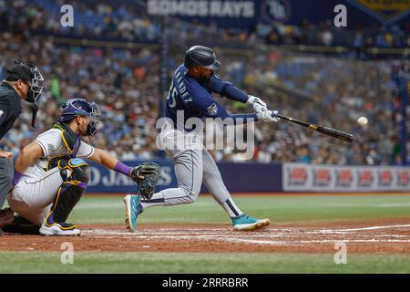 St Petersburg, FL USA; Teoscar Hernandez (35), il calciatore destro dei Seattle Mariners, batté un doppio campo sinistro durante una MLB contro i Tampa Bay Rays gam Foto Stock