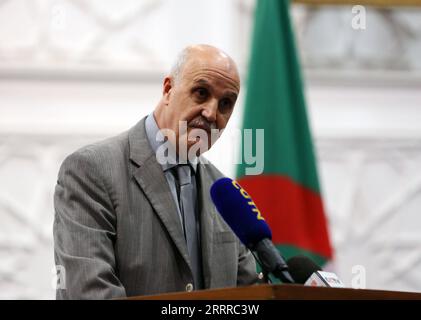 230522 -- ALGERI, 22 maggio 2023 -- Mohamed Talhi, segretario generale del Ministero della salute algerino, si rivolge a un ricevimento tenuto dall'ambasciata cinese in Algeria per celebrare il 60° anniversario dell'invio di squadre mediche cinesi in Algeria ad Algeri, Algeria, il 21 maggio 2023. Dal 1963, la Cina ha inviato 27 gruppi di medici in Algeria, ha curato circa 27,37 milioni di pazienti, eseguito circa 1,75 milioni di operazioni e consegnato circa 2,07 milioni di neonati. ALGERIA-ALGERI-SQUADRA MEDICA CINESE-60° ANNIVERSARIO WUXTIANYU PUBLICATIONXNOTXINXCHN Foto Stock