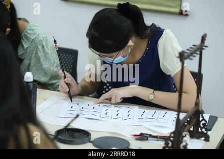230524 -- YANGON, 24 maggio 2023 -- Una ragazza pratica la calligrafia cinese durante una lezione estiva al China Cultural Center di Yangon, Myanmar, 23 maggio 2023. Alcuni studenti in Myanmar hanno trascorso gran parte delle vacanze estive imparando la calligrafia cinese al China Cultural Center di Yangon. PER ANDARE CON la caratteristica: Gli studenti del Myanmar imparano la calligrafia cinese nelle vacanze estive foto di /Xinhua MYANMAR-YANGON-STUDENTS-CHINESE CALLIGRAPHY MyoxKyawxSoe PUBLICATIONxNOTxINxCHN Foto Stock
