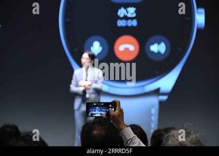 230524 -- TOKYO, 24 maggio 2023 -- un partecipante scatta foto all'evento di lancio dei nuovi prodotti Huawei a Tokyo, Giappone, il 24 maggio 2023. Mercoledì, il gigante tecnologico cinese Huawei ha lanciato una linea di dispositivi indossabili, tra cui smartwatch e auricolari wireless in Giappone, con l'obiettivo di rafforzare la sua presenza nel mercato in espansione. Huawei Japan ha svelato il suo smartwatch di punta Huawei Watch Ultimate a Tokyo, con funzioni di salute e fitness aggiornate che offrono anche una modalità di immersione subacquea di 100 metri. GIAPPONE-TOKYO-HUAWEI-NUOVO PRODOTTO-LANCIO YUEXCHENXING PUBLICATIONXNOTXINXCHN Foto Stock